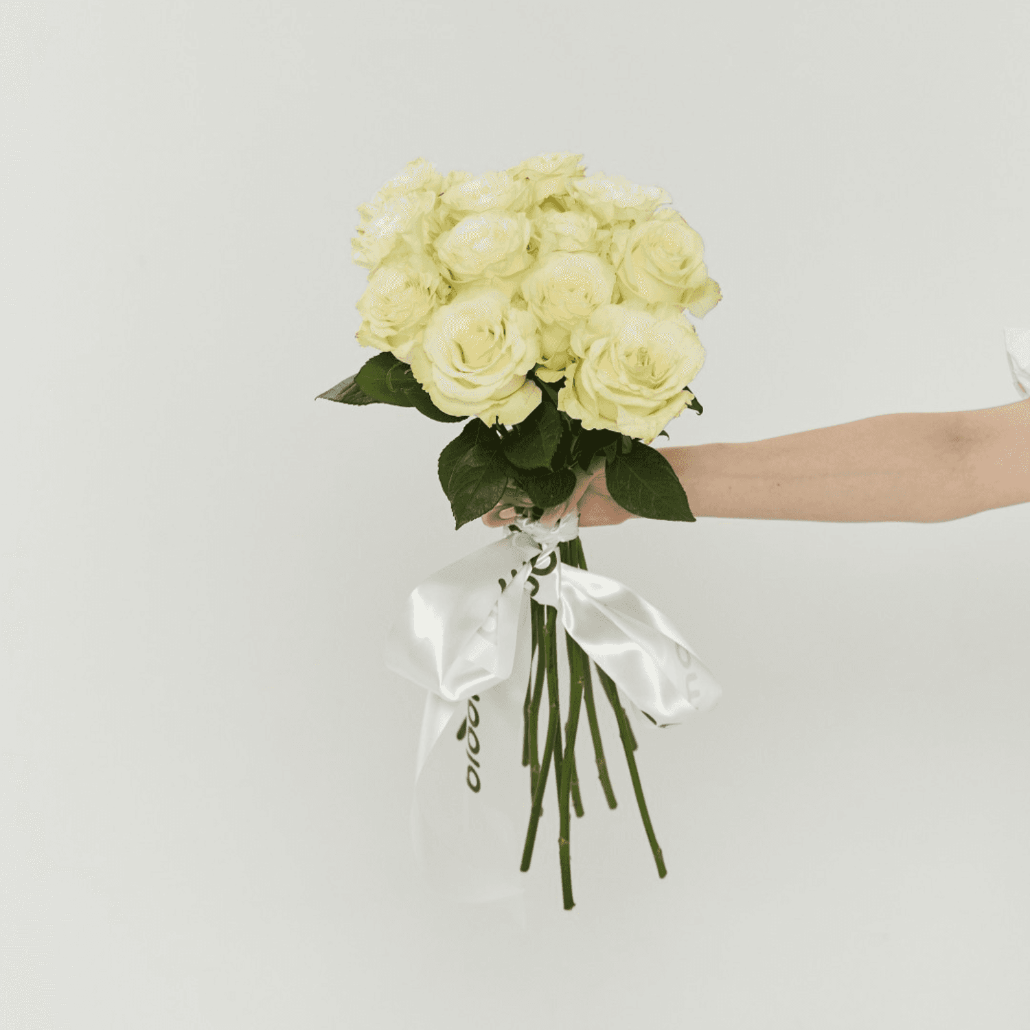 12 Rosas sin envoltura de condolencias