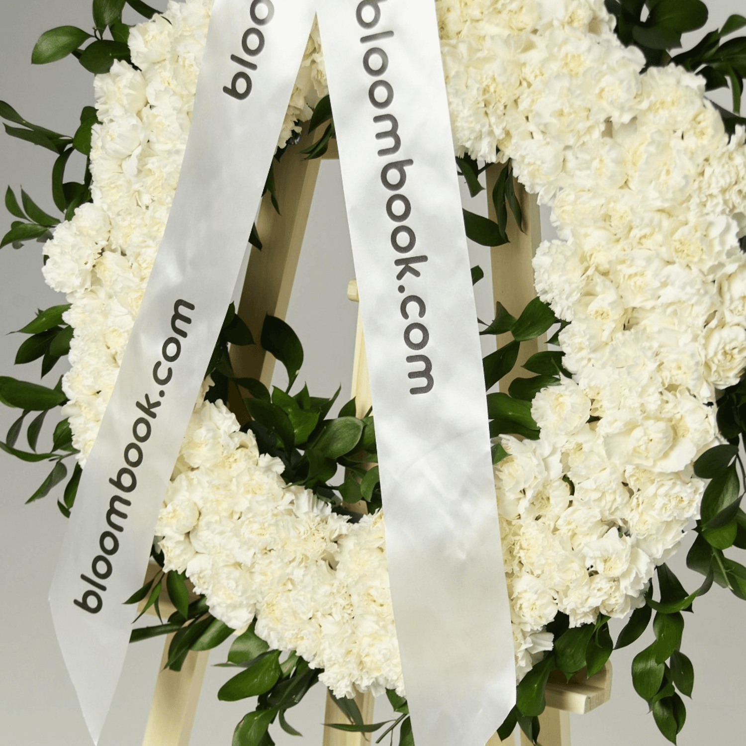 Corona Fúnebre Blanca de Claveles | Flores para Funeral