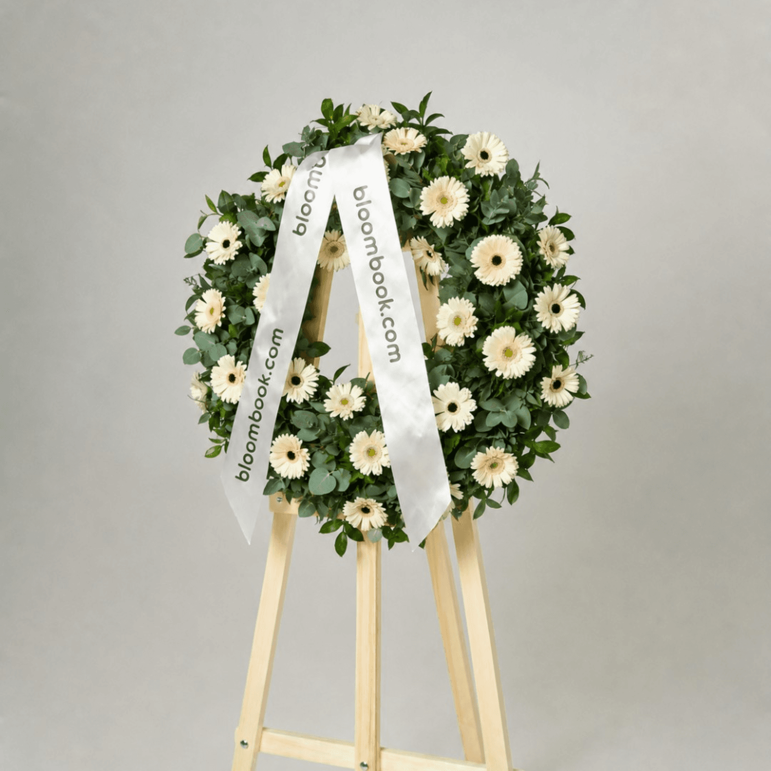 Corona Fúnebre de Gerberas Blancas y Eucalipto | Envío de flores funerarias