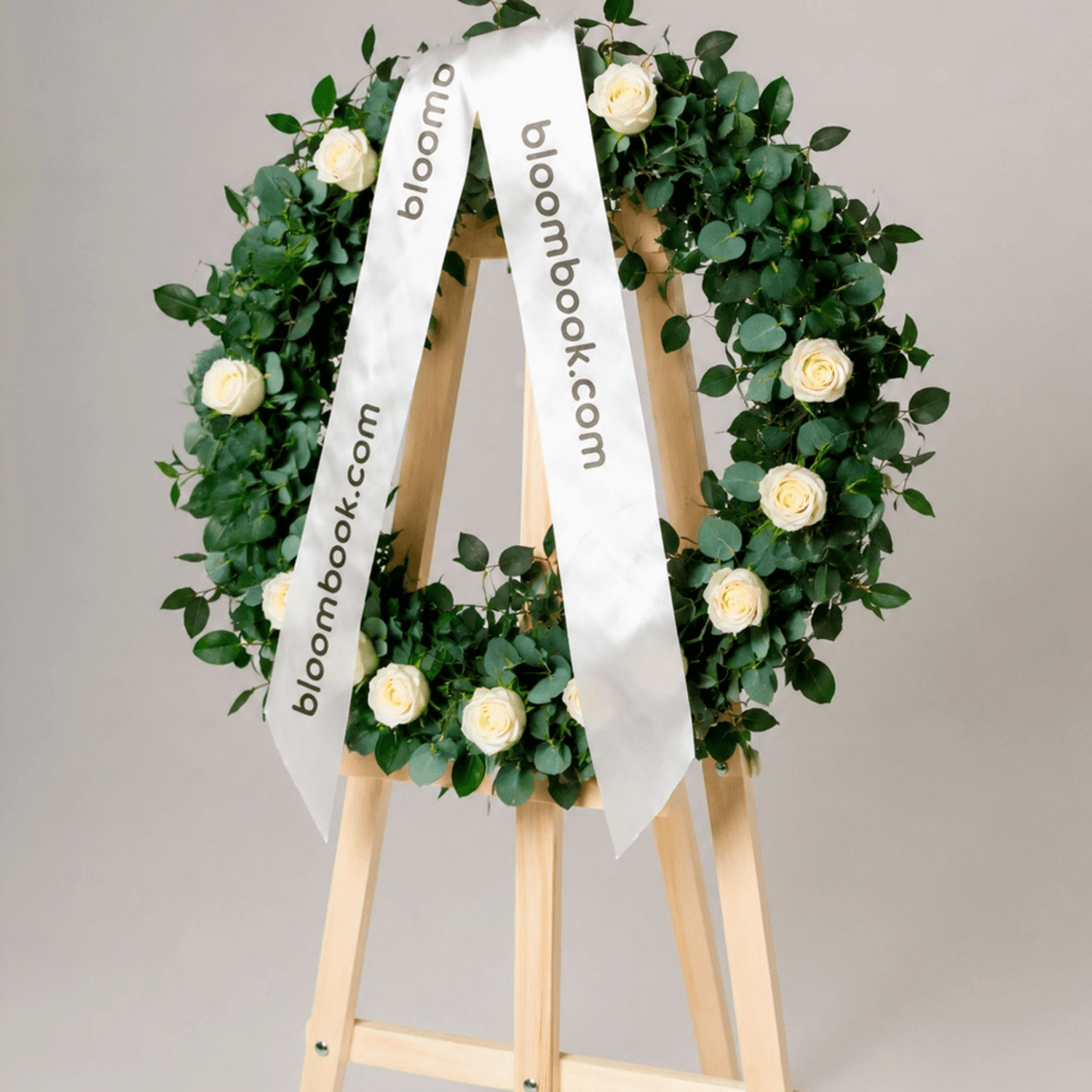 Corona Fúnebre de Rosas Blancas y Eucalipto | Envío a funerarias
