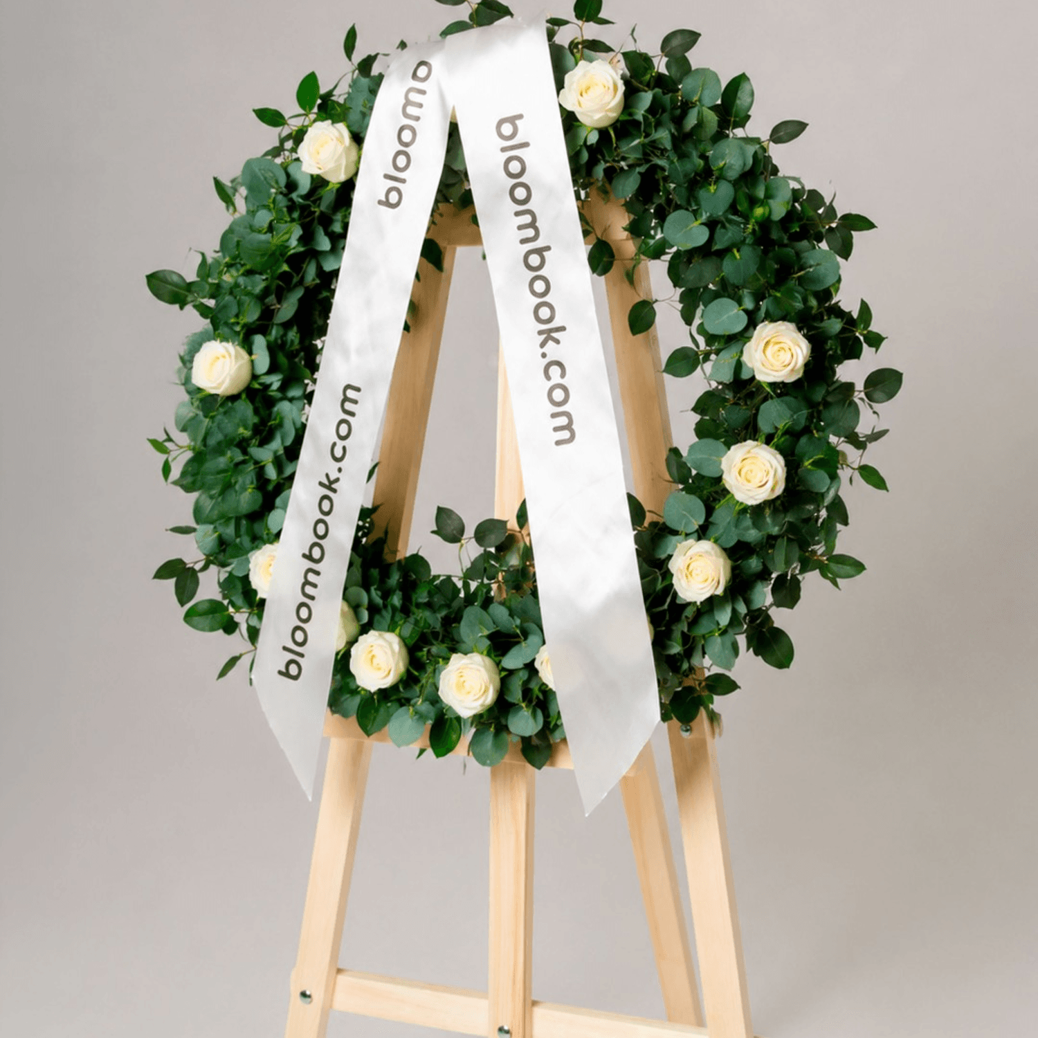 Corona Fúnebre de Rosas Blancas y Eucalipto | Envío a funerarias