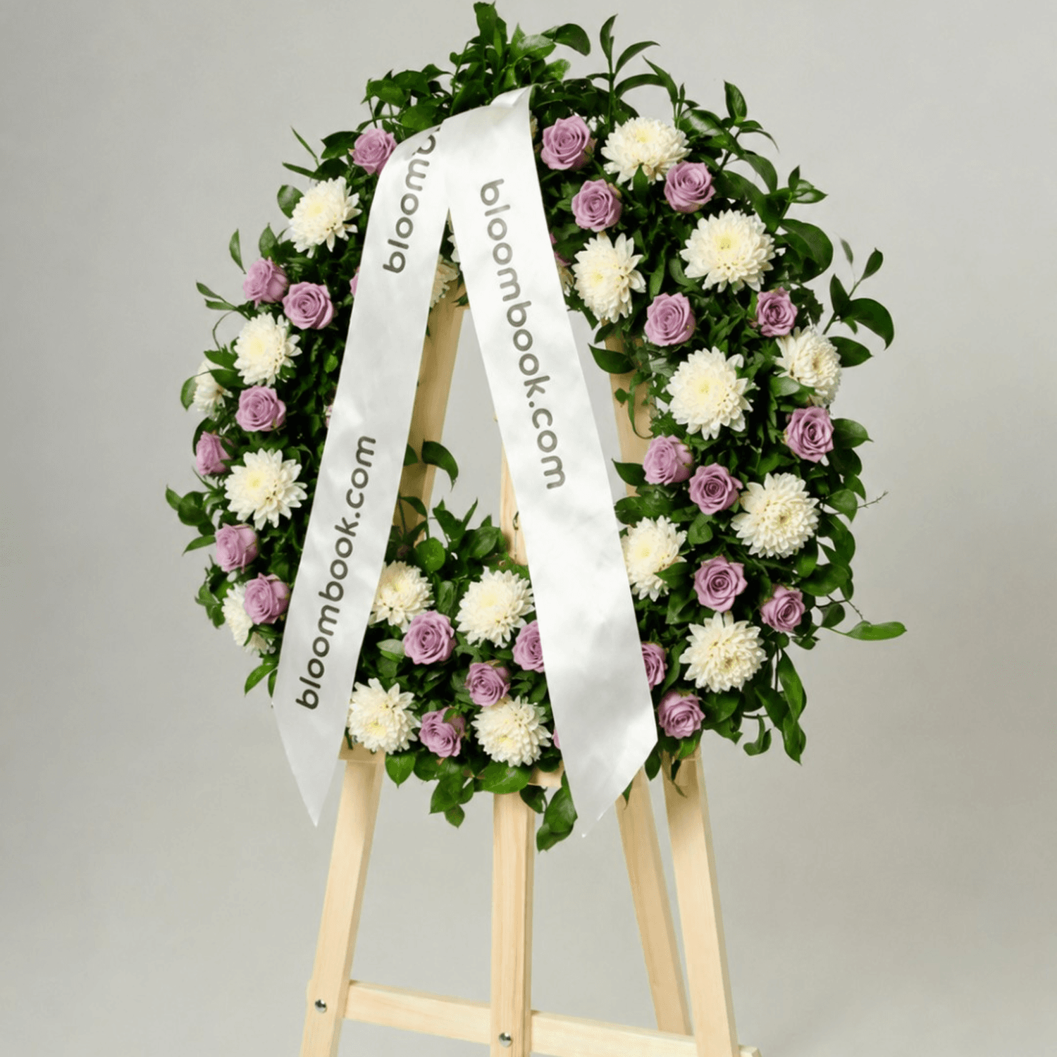 Corona Fúnebre de Rosas Lavanda y Crisantemos Blancos | Envío de Condolencias
