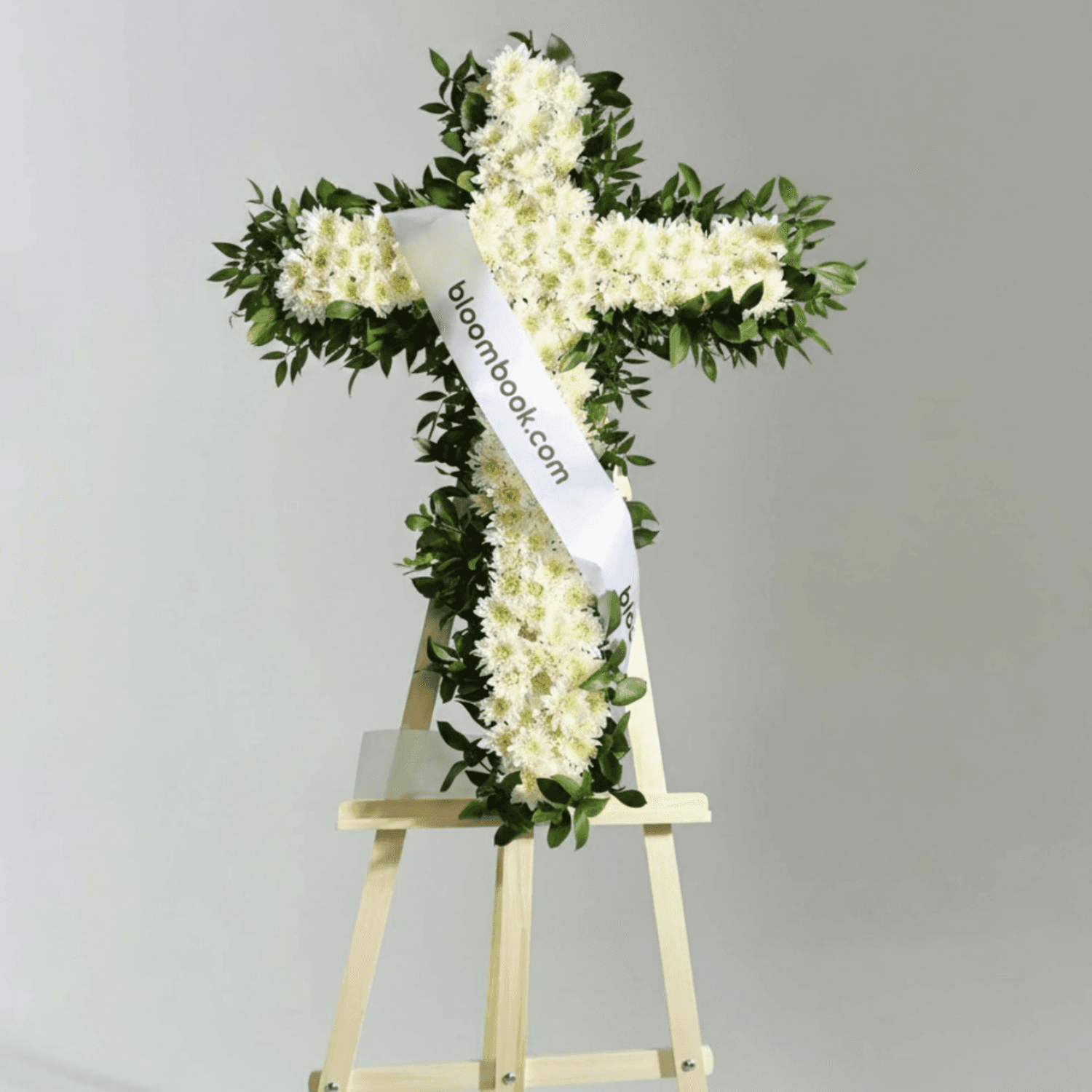 Cruz Fúnebre Blanca con Crisantemos | Entrega de Flores para Funeral